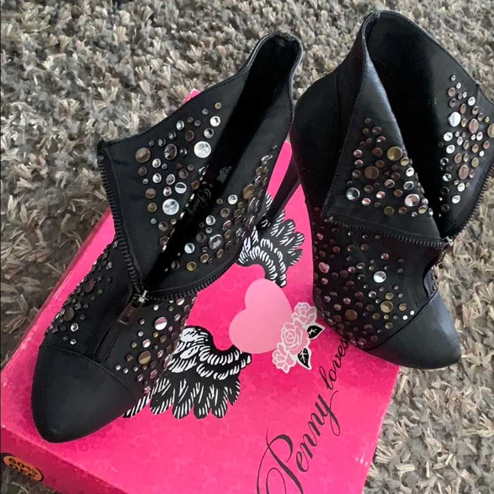 Adorable metallic and black platform booties Sz 8